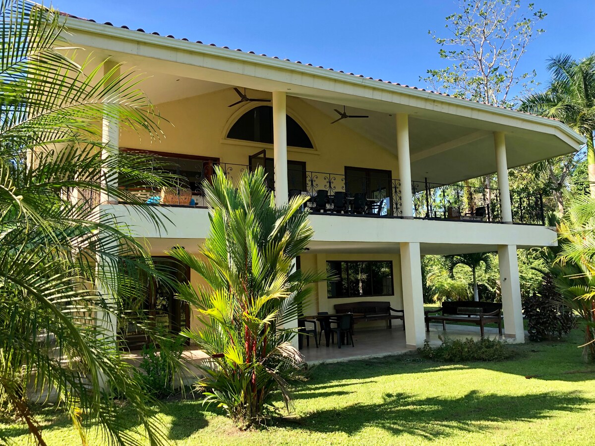 Villa avec vue sur la mer, jardin luxuriant