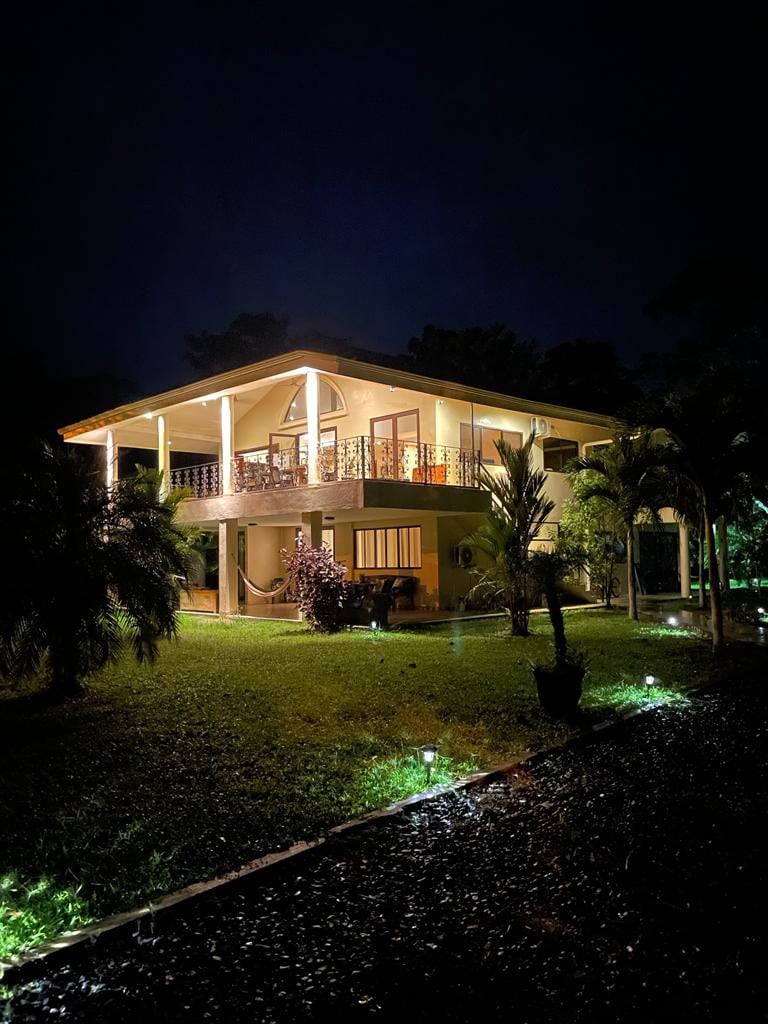 Villa avec vue sur la mer, jardin luxuriant