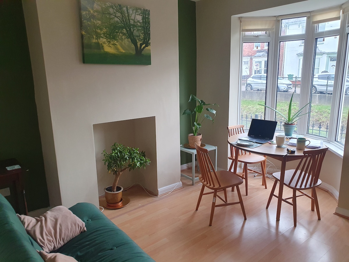 Cosy quiet en-suite room by the canal.