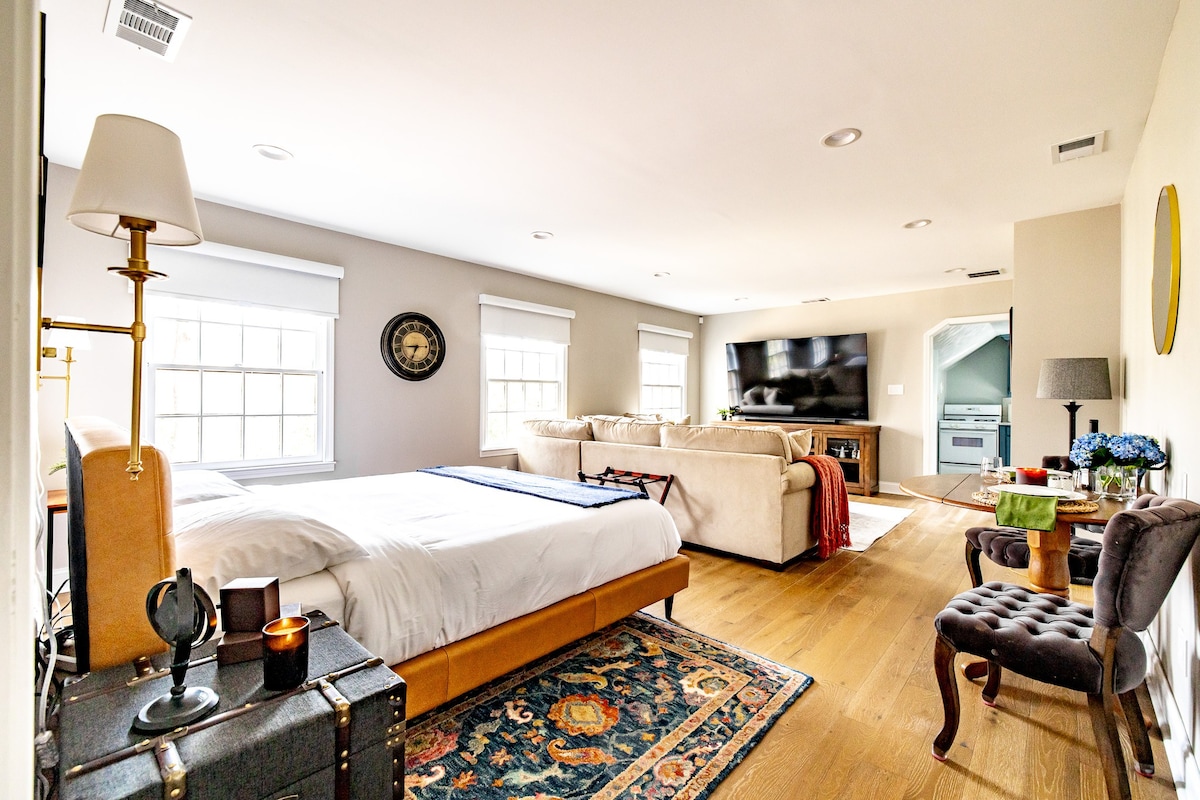 Rhodes Midtown Haven | The Hallwood Loft