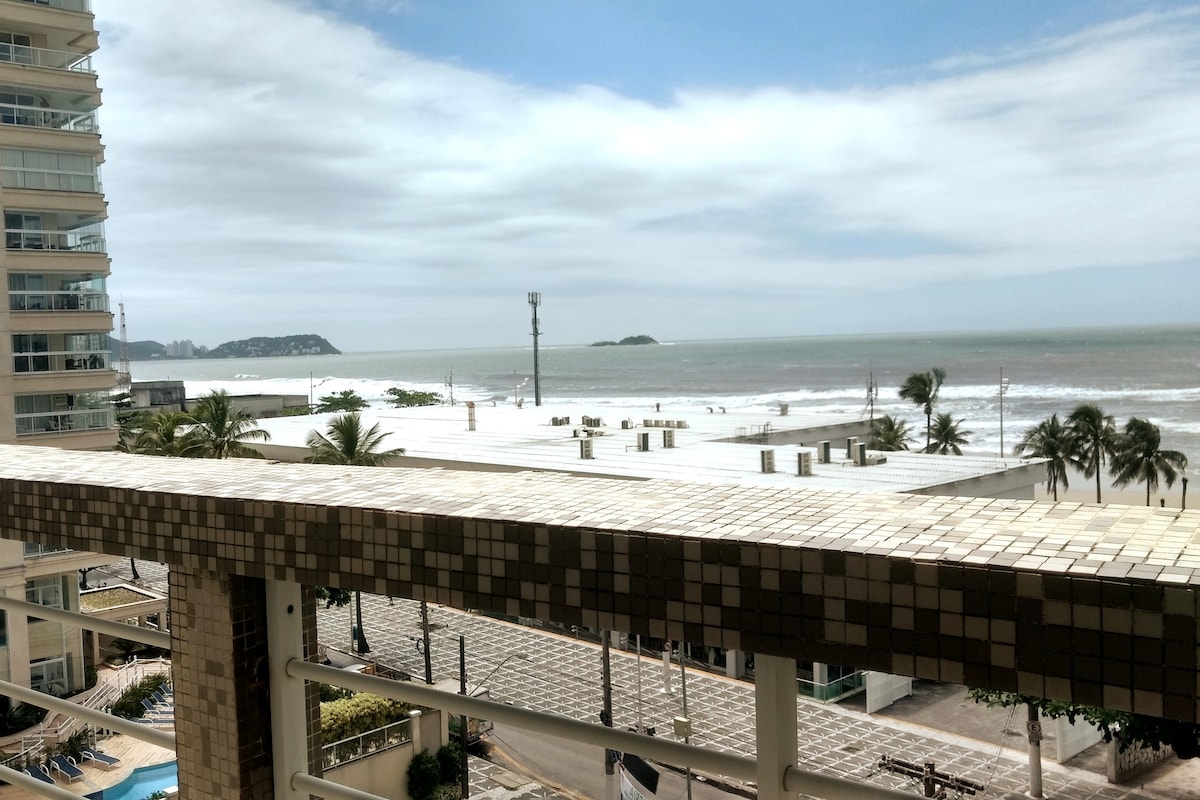 在Praia Pitangueiras前欣赏迷人的大海美景