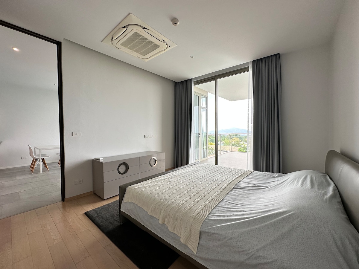 Modern 1-bed condo, sea views