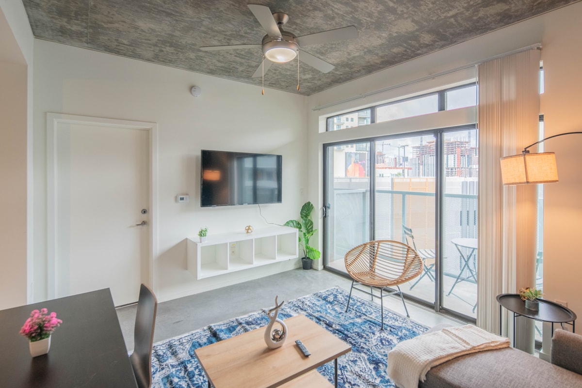 Adorable 1BD | Central Downtown | Gym+Pool+Parking