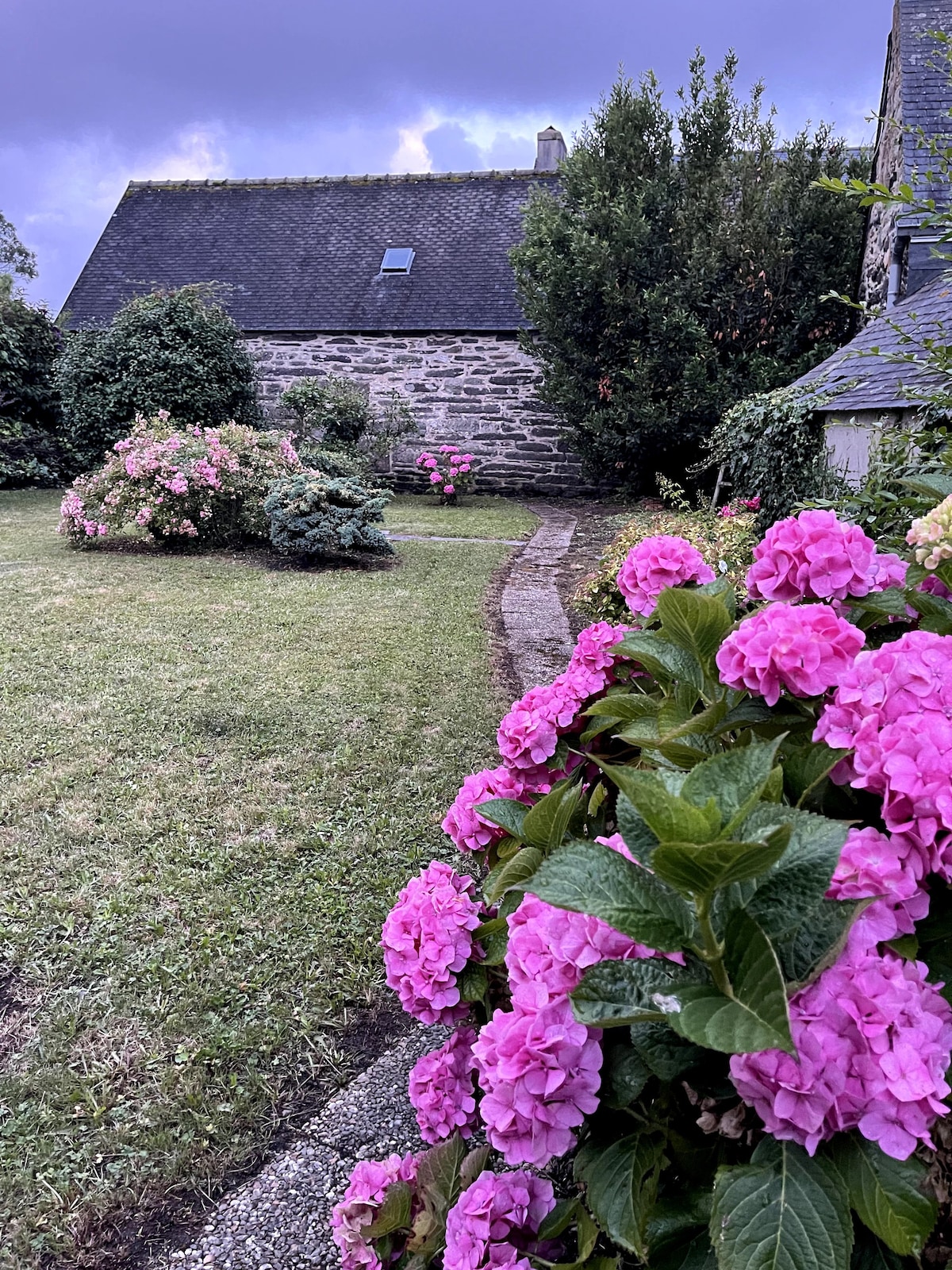 Jolie maison dans son écrin de verdure, de pierre