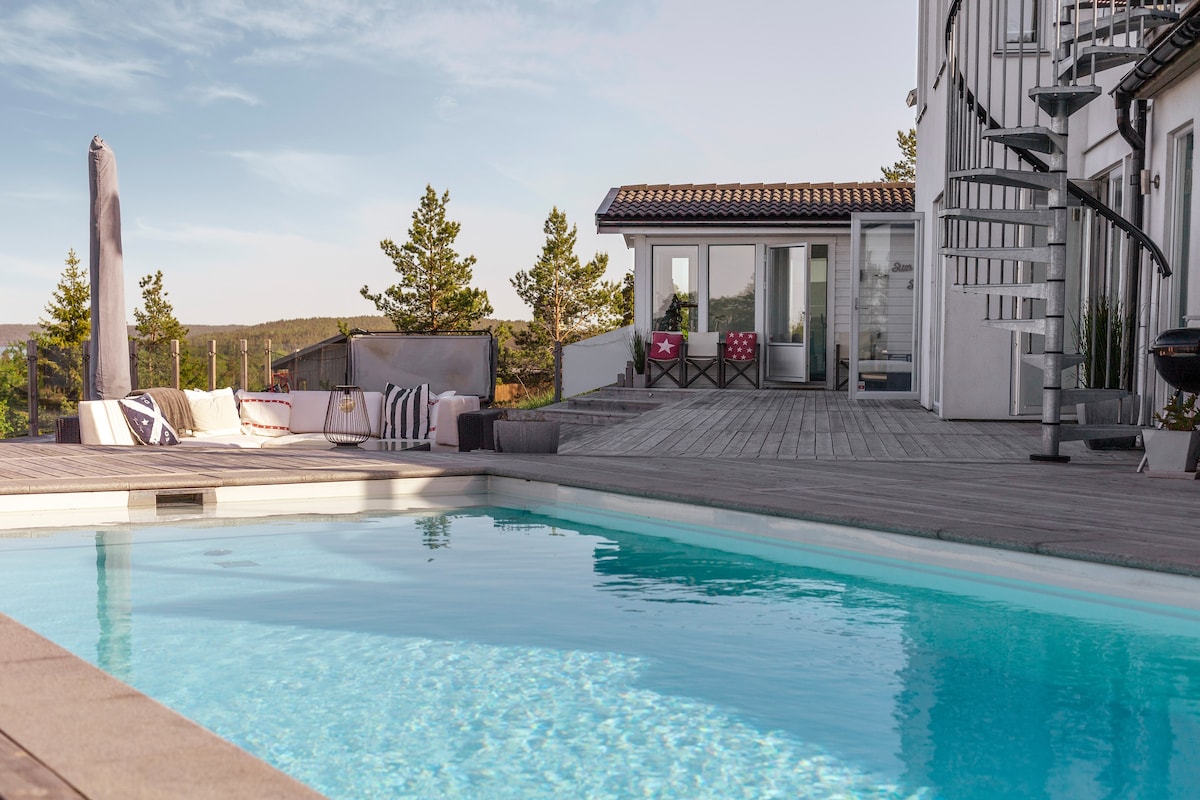 Pool, jacuzzi and sauna! Amazing view!