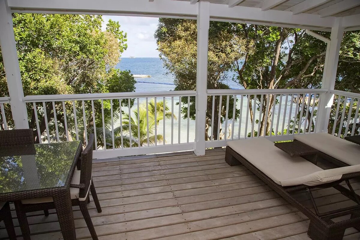 Idyllic Beachfront 2 Bedroom Hideaway