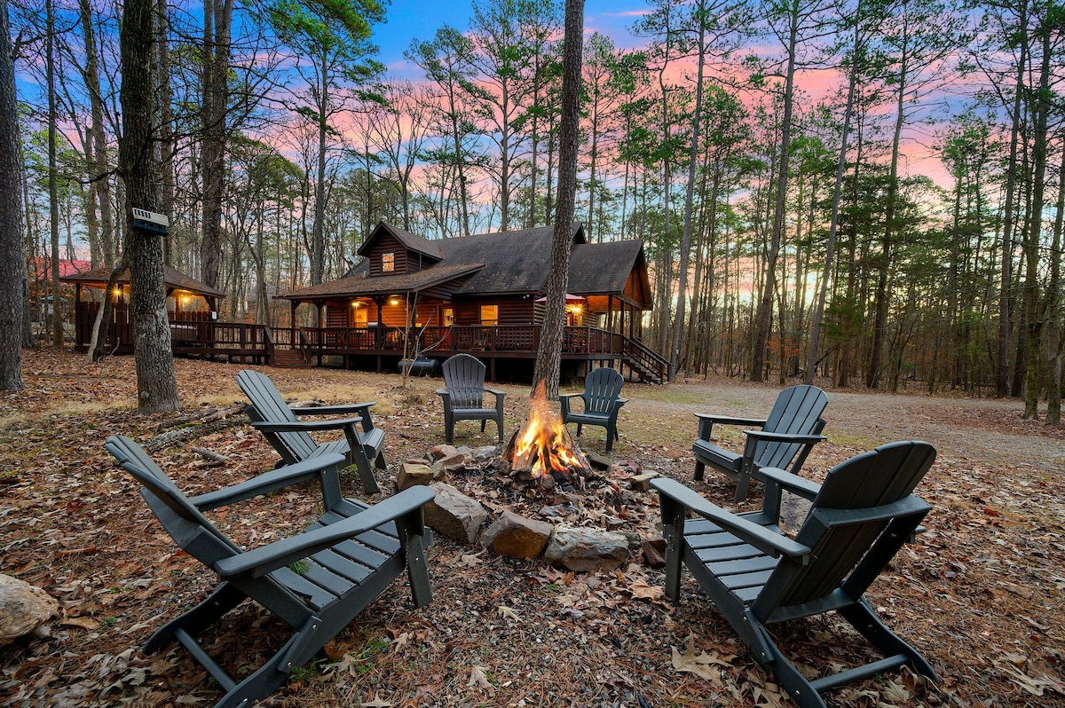 Wilderness Retreat: Hot Tub, Grill, King Suites