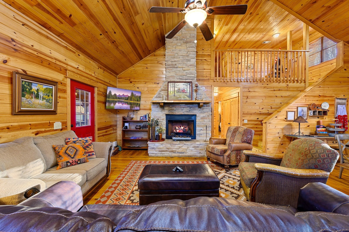 Wilderness Retreat: Hot Tub, Grill, King Suites