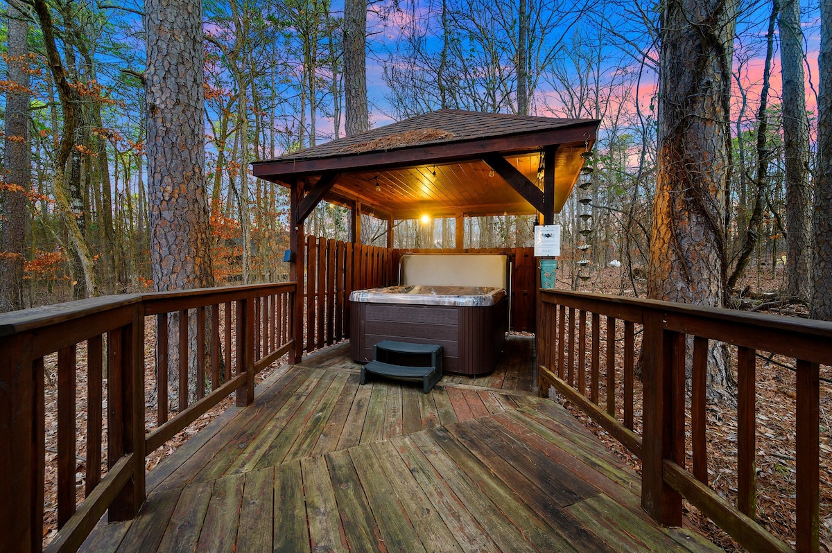 Wilderness Retreat: Hot Tub, Grill, King Suites