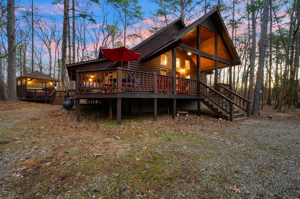 Wilderness Retreat: Hot Tub, Grill, King Suites