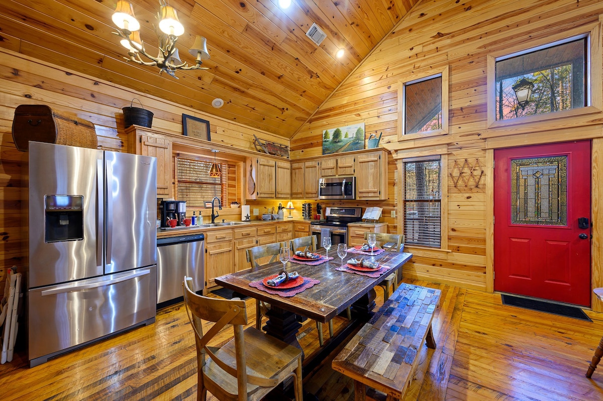 Wilderness Retreat: Hot Tub, Grill, King Suites