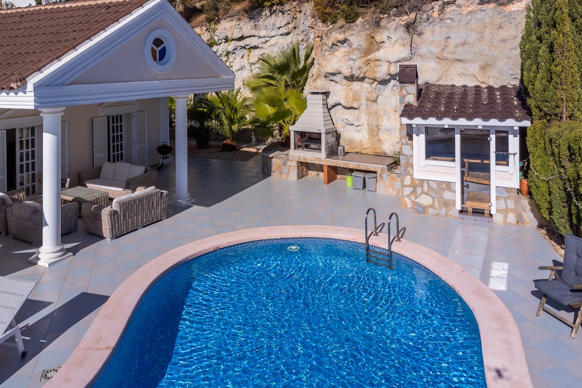 Villa with sea view and amazing pool [Altea Hills]