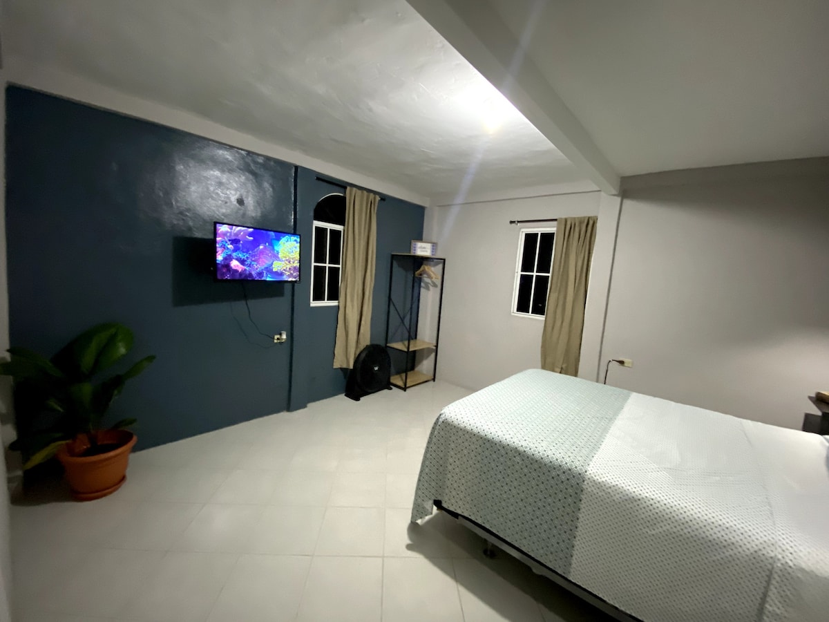 Room close to airport - 12 mins drive.