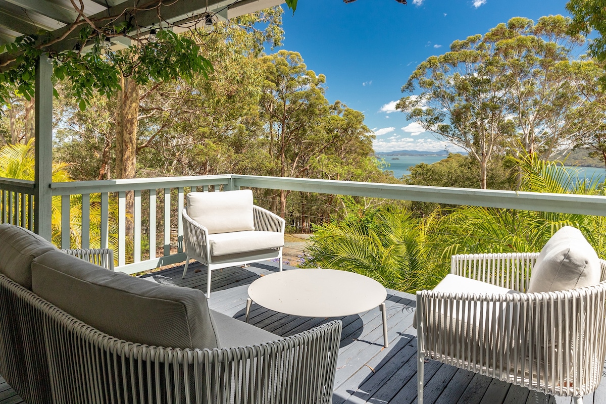 Stunning ocean, lake and bushland views