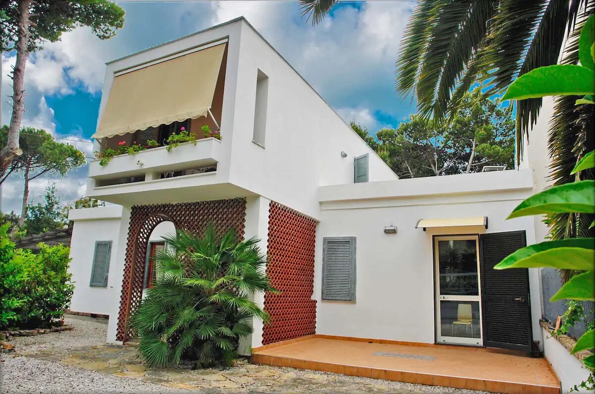 Villa, private pool, 3m walking from beach.