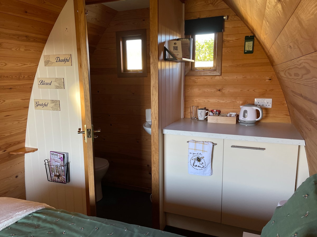 'Snuggle Wood' with double bed & en-suite toilet