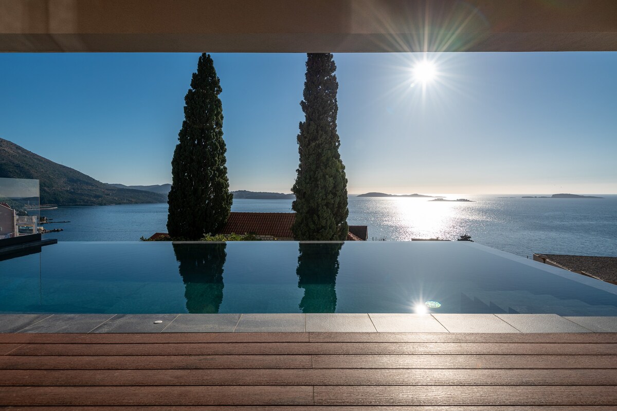 Luxury sea view villa/heated pool/stunning sunset
