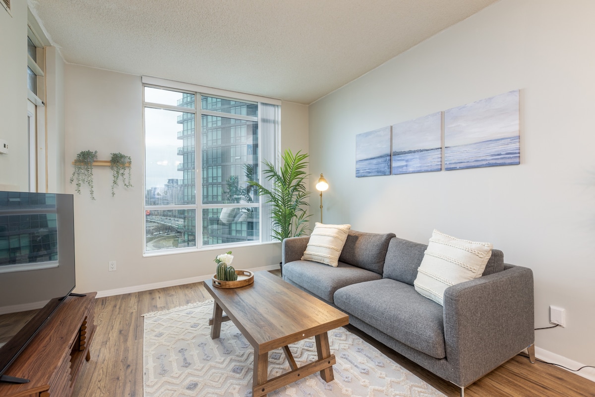 Stylish Condo by Lakeshore + 1 Free Parking