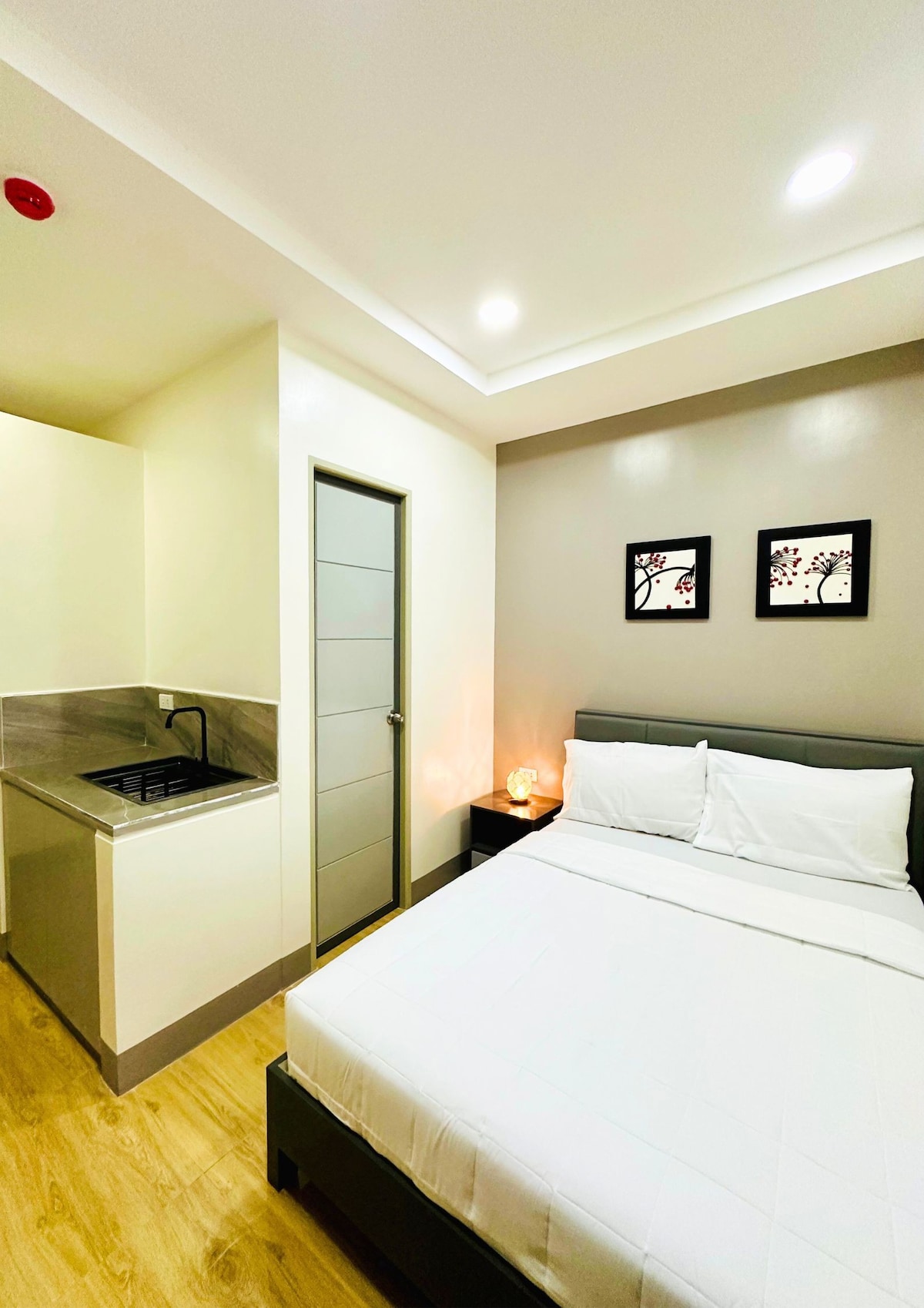 Deluxe Room in Kalibo (A) - AMJ Apartelle