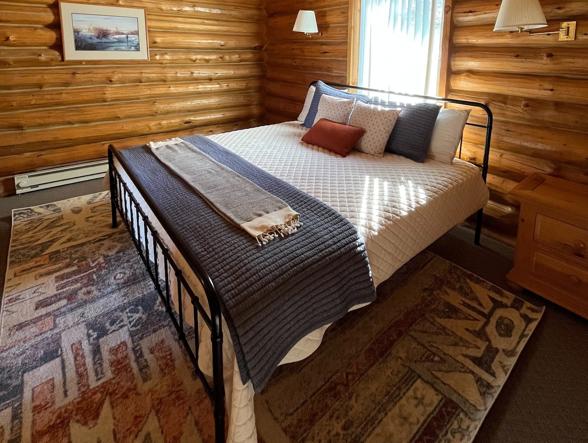 Hand-Crafted Log Cabin at Red Canyon - Alpine 20