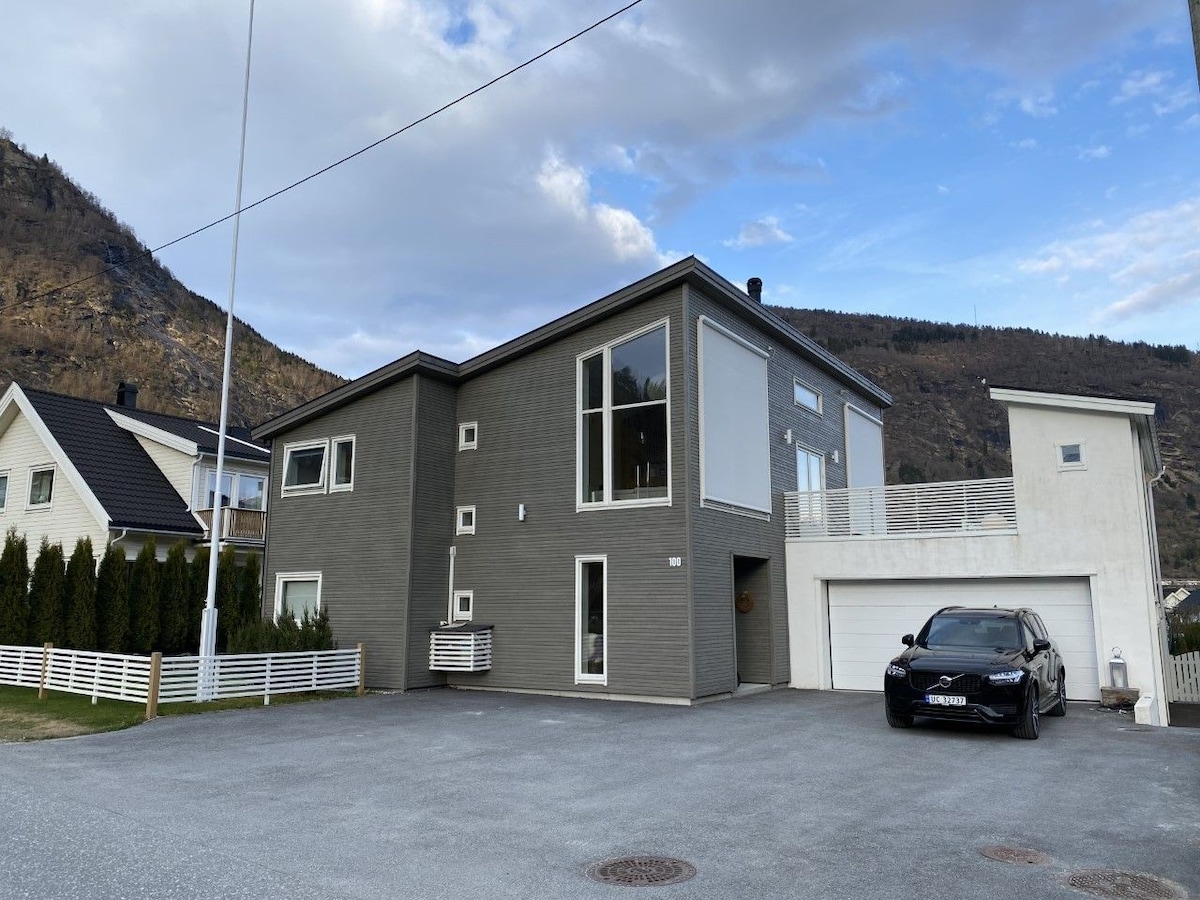 Familievennlig hus i Gaupne ved Sognefjorden