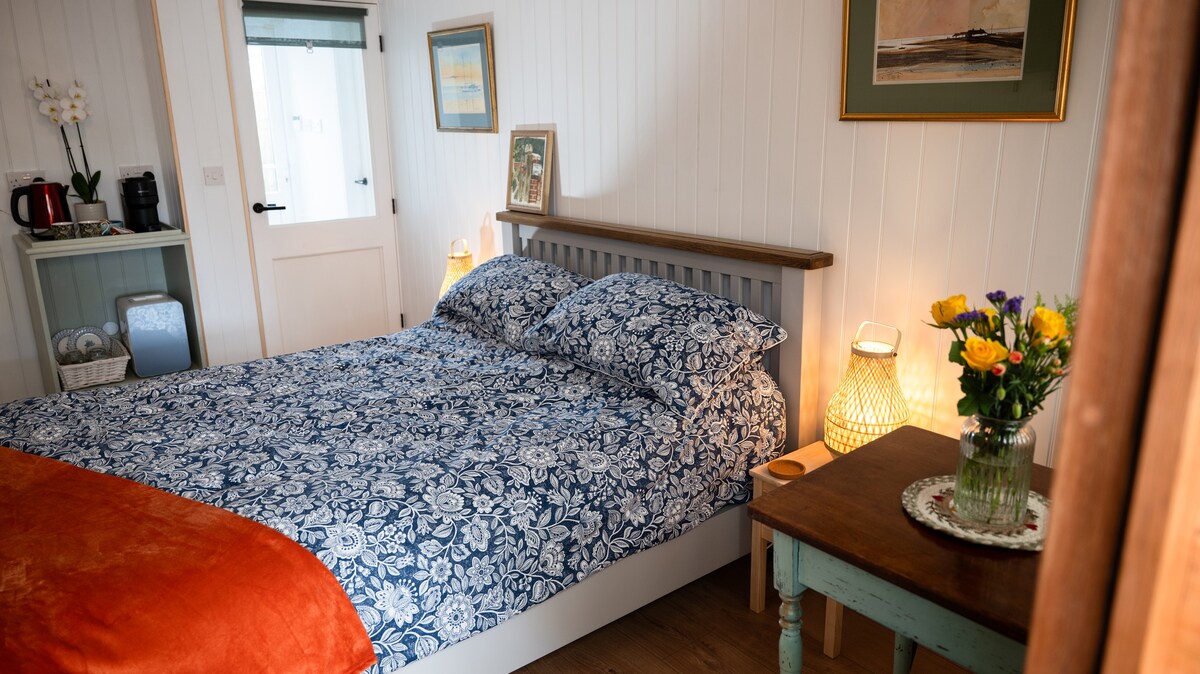 The Studio - Newly refurbished with King Size Bed.