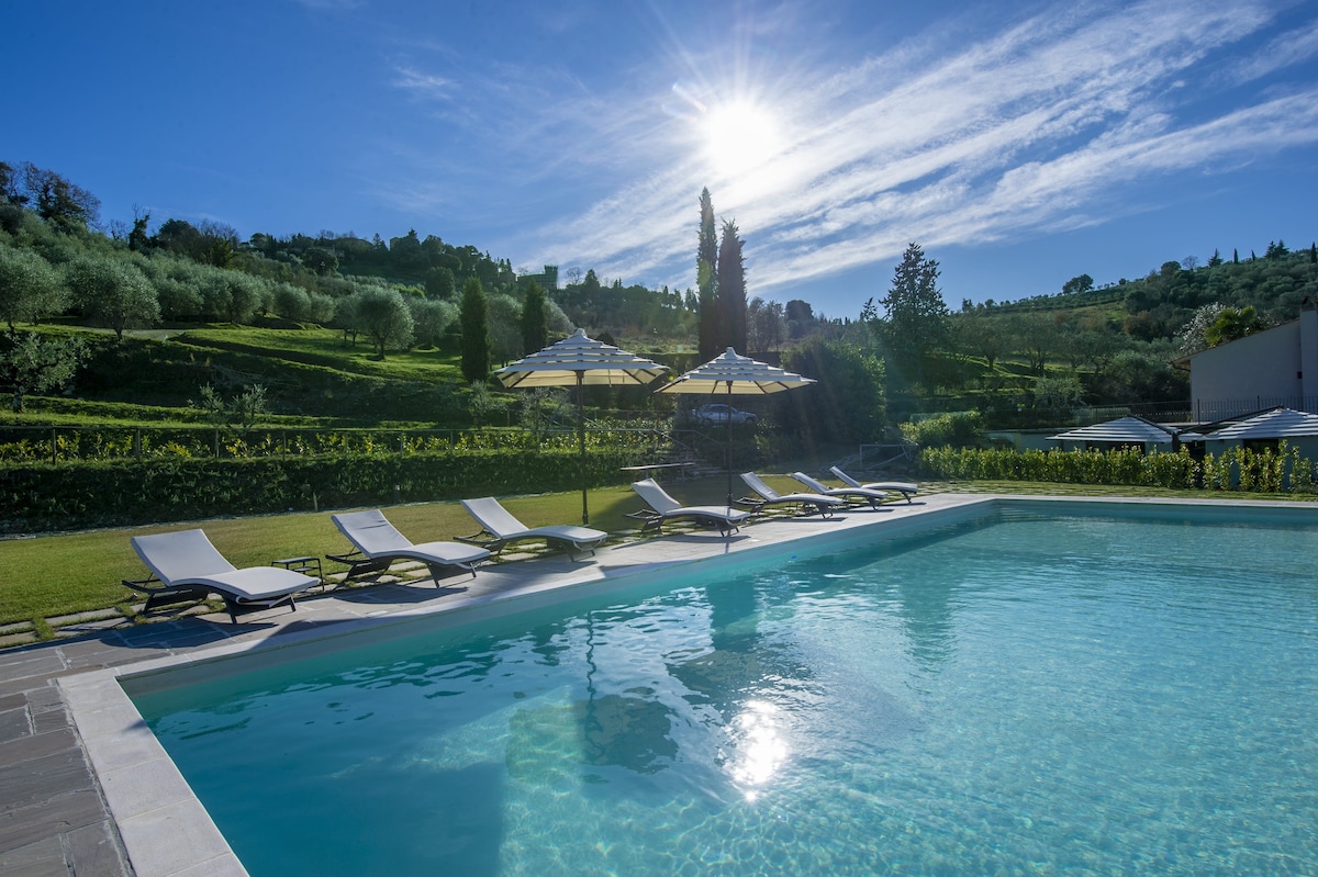 Villa Chianti with infinity pool and vineyard view