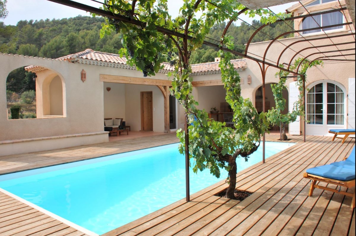 Mas Provençal Les Ferrands加热泳池