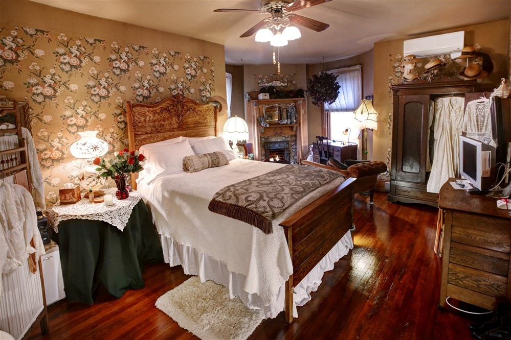 Anne's Room at The Queen, A Victorian B&B