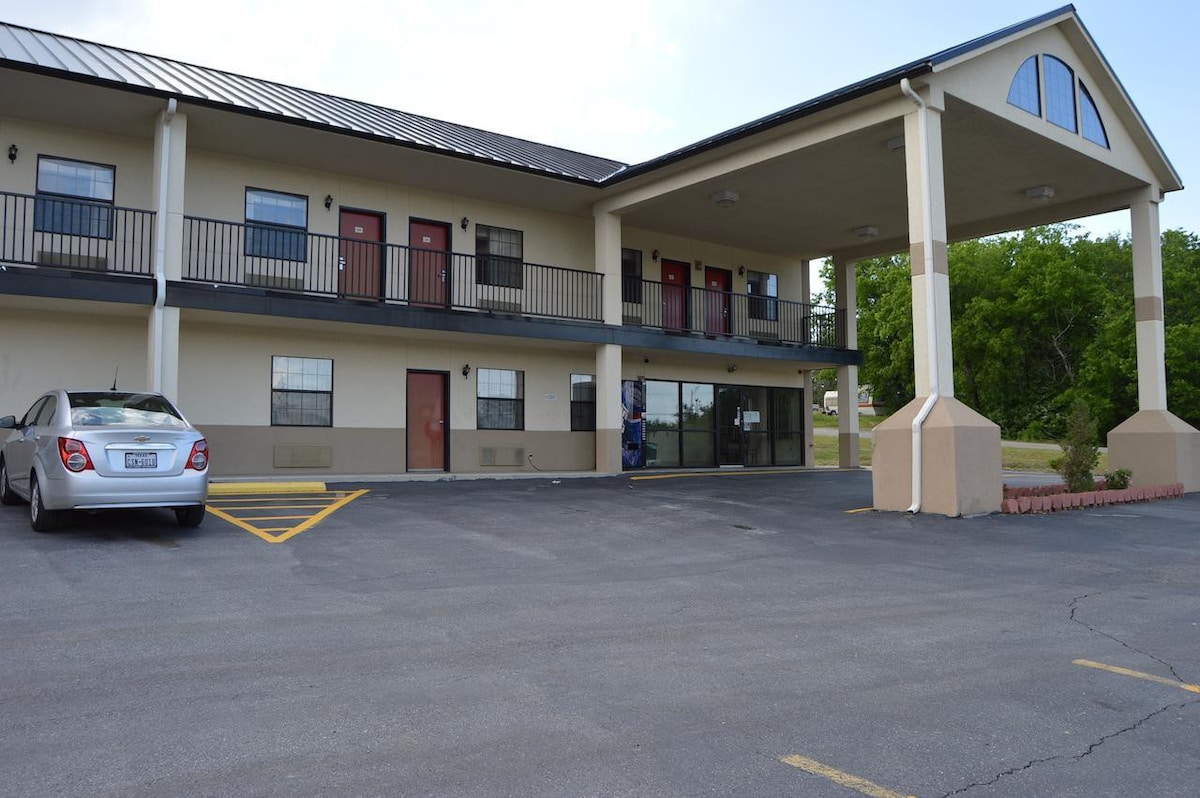 Entire Serviced King Bed Hotel Room - Hwy 69 Kiowa