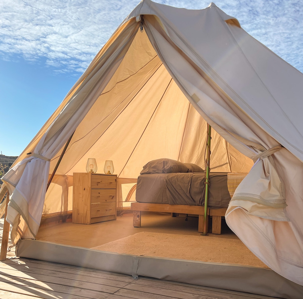 Private seafront glamping: AC, Starlink, HOT water