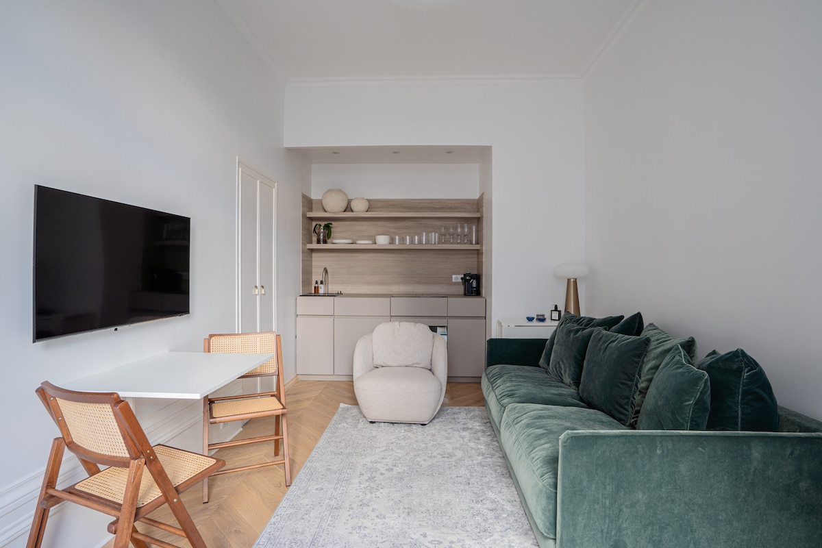 Chic & Stylish 1BD Flat— Champs Elysées