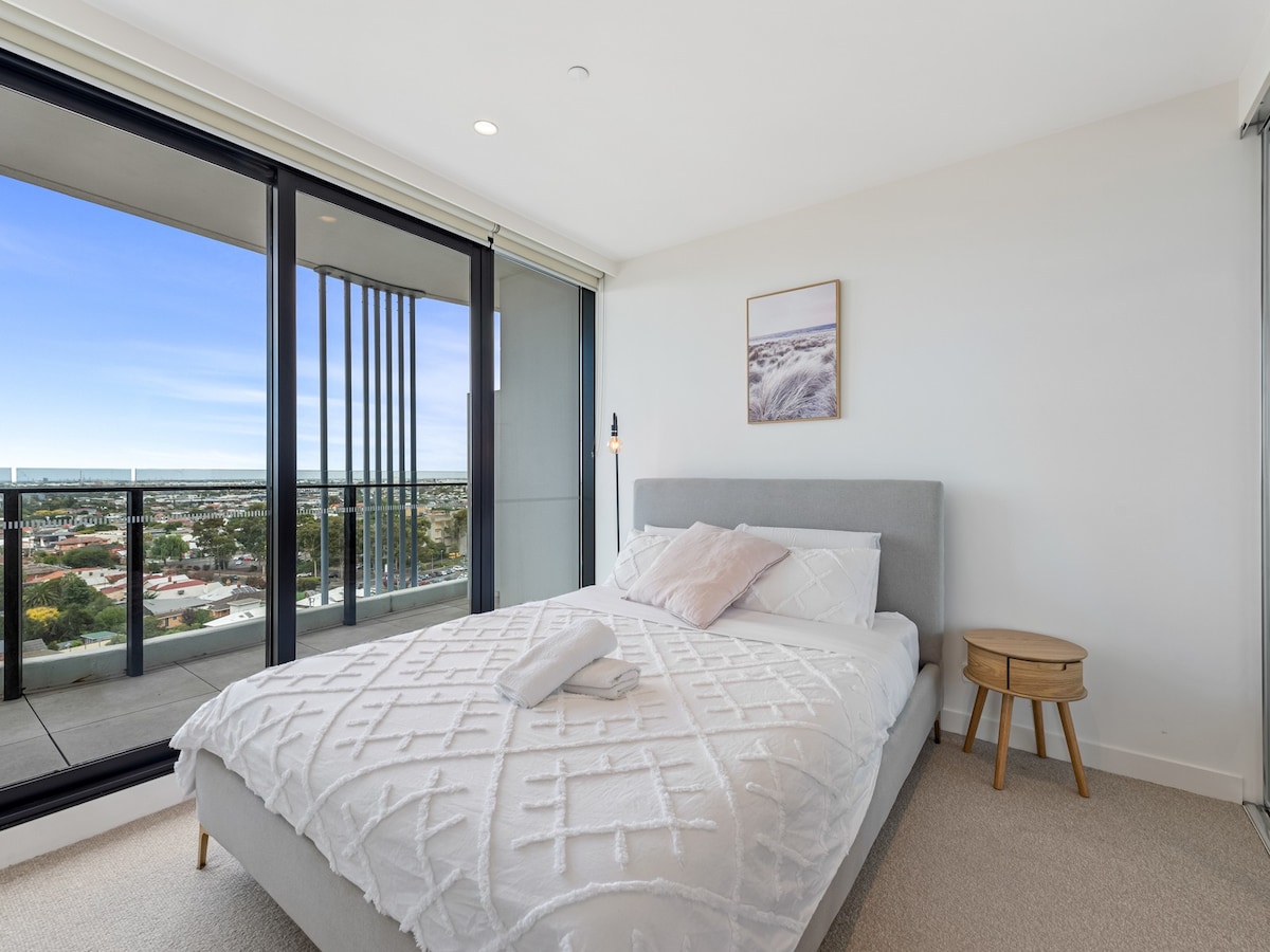 "Living with grand view",  2bed/2bath/free carpark