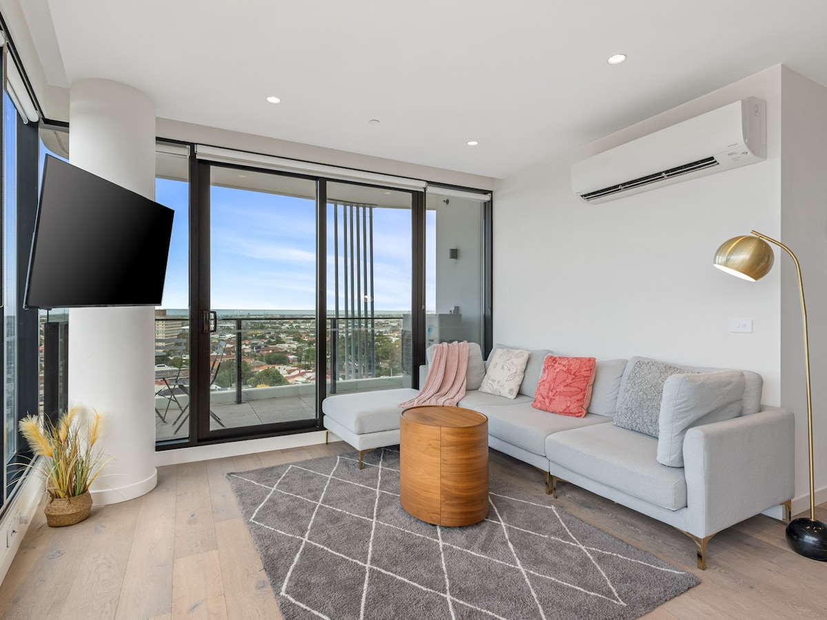 "Living with grand view",  2bed/2bath/free carpark