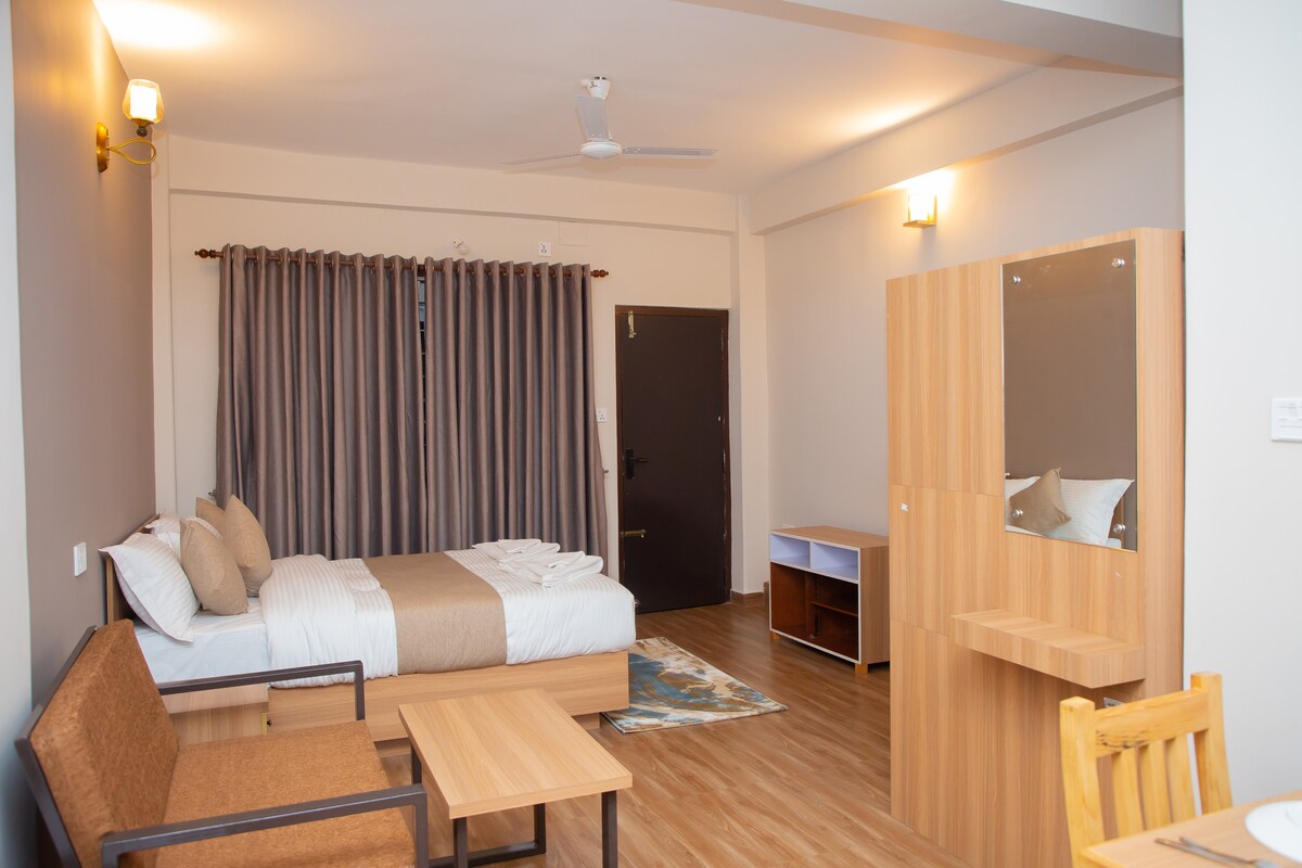 博卡拉湖畔舒适的标准双人单间公寓