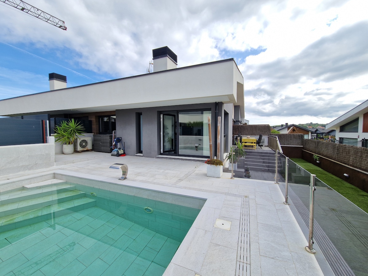 BEACH HOUSE with swimming pool