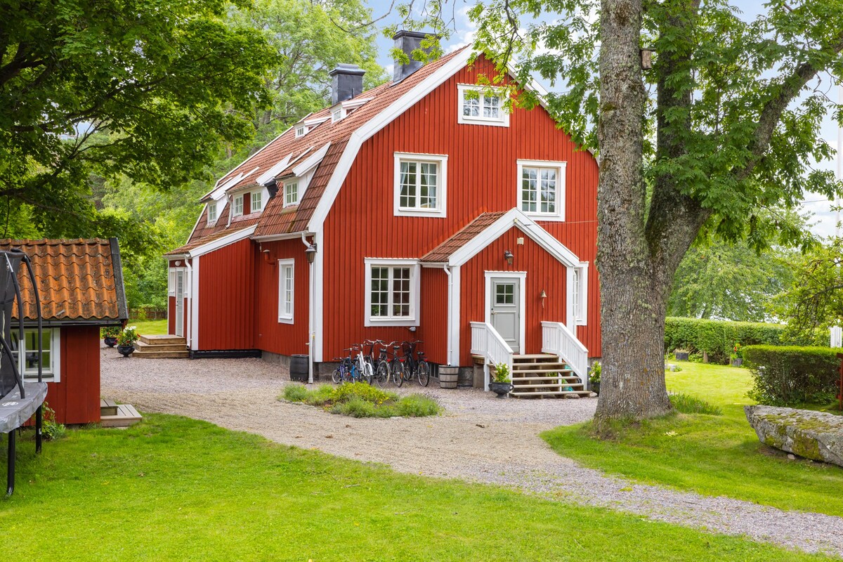 Villa Solstråle / Waterfront Residence