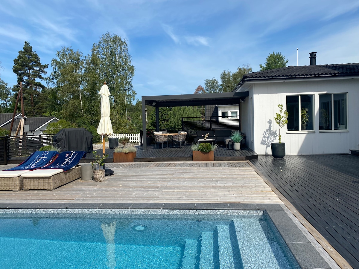 Modern villa med pool, 15 min till Stockholm city
