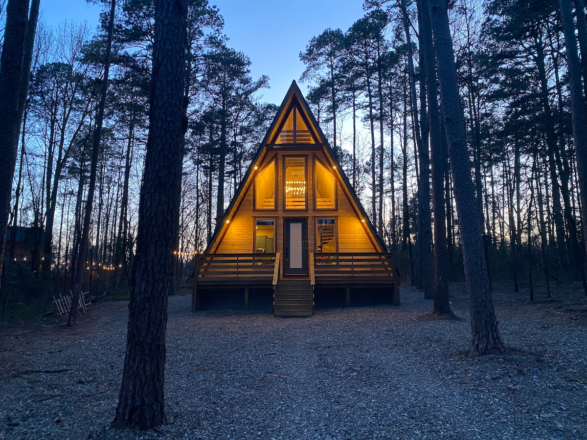 Teepee Cabin - Secluded, hot tub, arcade, creek!