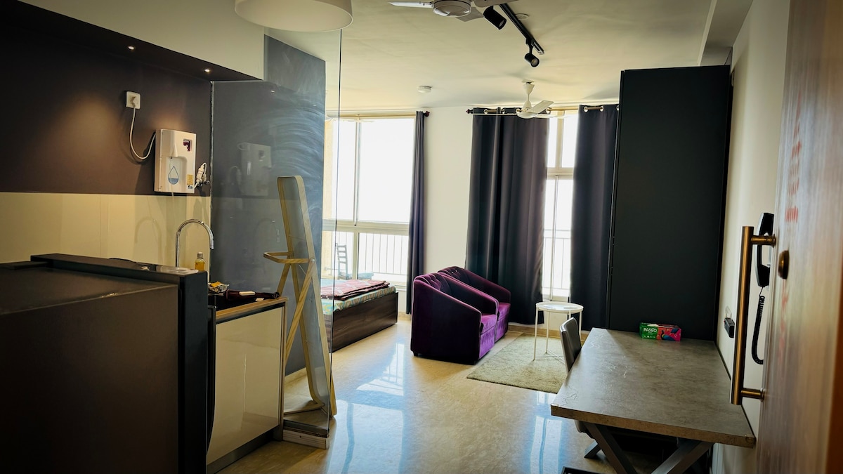 Top-Floor Luxury Apartment with Projector