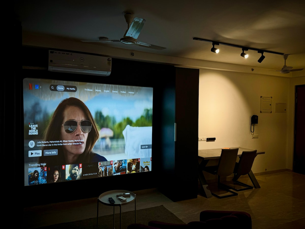 Top-Floor Luxury Apartment with Projector