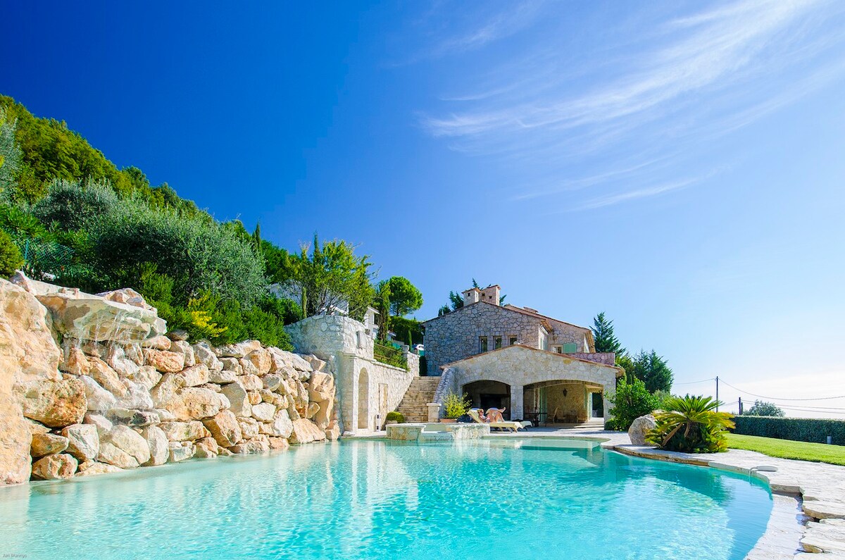 Luxury villa with pool and spa!