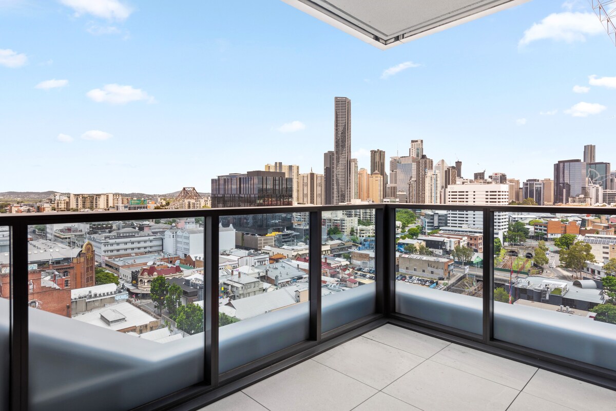 Luxe Sky Home w/ Views, Roof Pool, Parking & WiFi