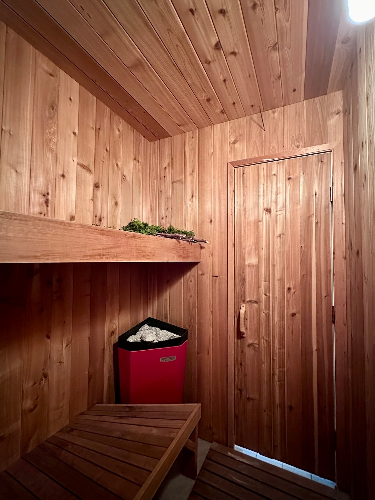 Cozy home with Sauna in North Nanaimo