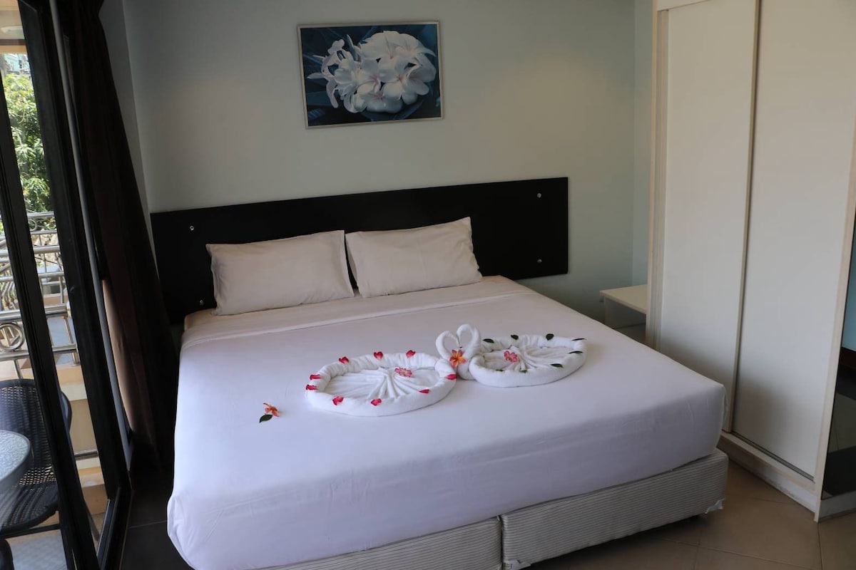 Deluxe DBLE Room, quiet street, beach 5-7 mn walk