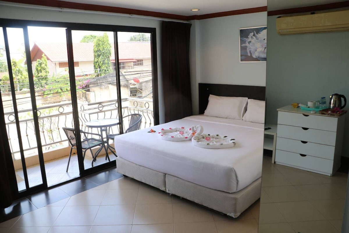 Deluxe DBLE Room, quiet street, beach 5-7 mn walk