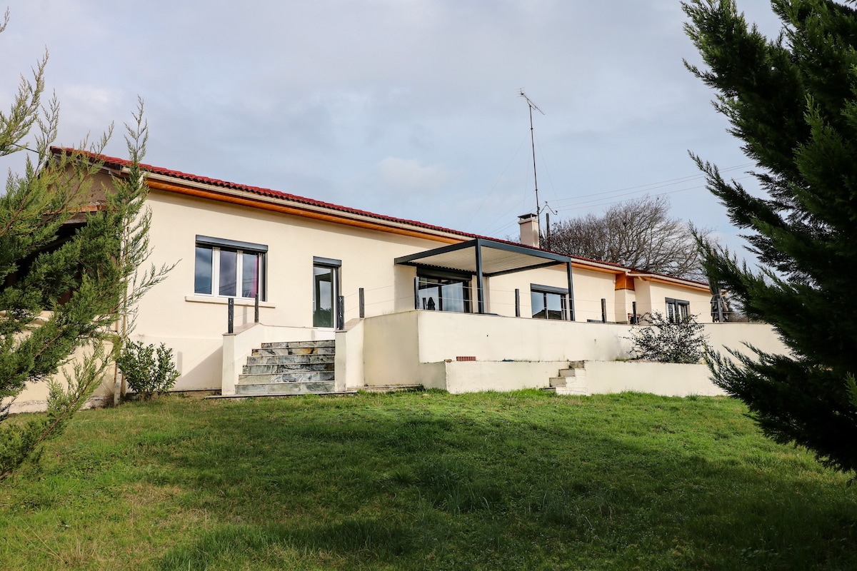 Single storey house with swimming pool in Périgord