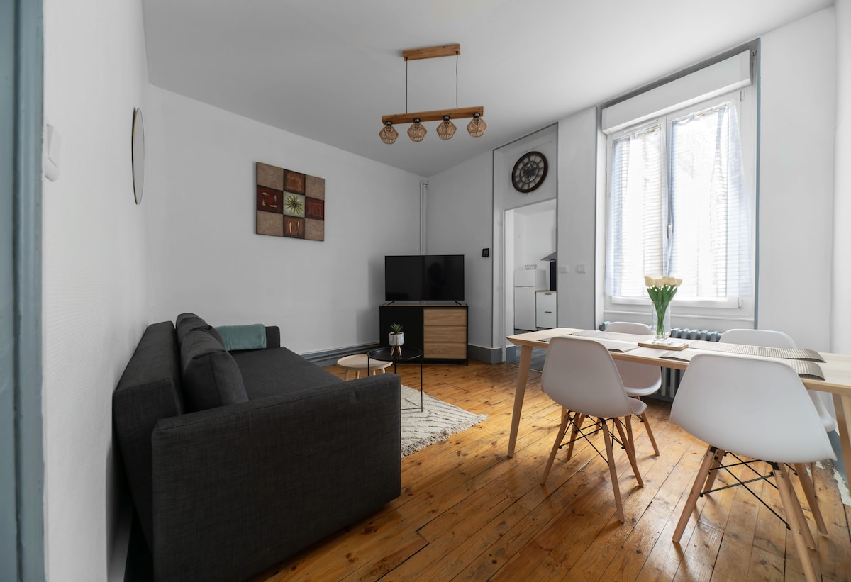Design and bright apartment, free parking