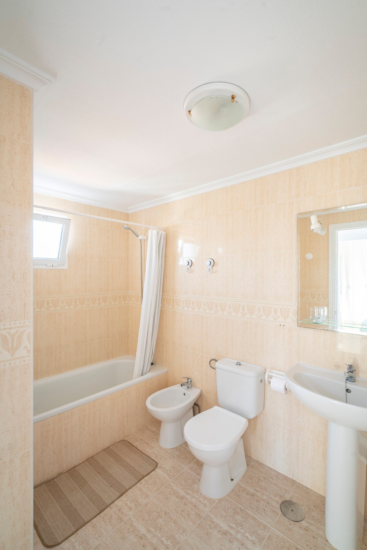 Apartament przy plaży - basen, parking, duże łóżko