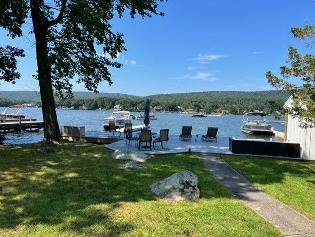 Lakefront 5 BR Jewel with Private Dock and Deck